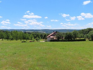 A rural landscape with a single house surrounded by green fields and trees. - Charming 4* Cottage in a Peaceful Vosges Hamlet (Fougerolles-Saint-Valbert)
