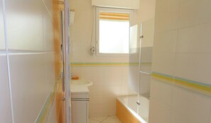 A bathroom with a shower, a toilet, and a sink. - Charming 4* Cottage in a Peaceful Vosges Hamlet (Fougerolles-Saint-Valbert)