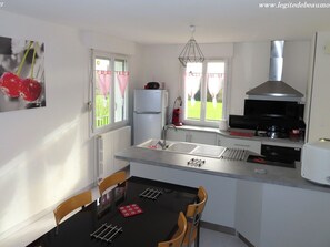 ثلاجة، ميكروويف، غسالة أطباق