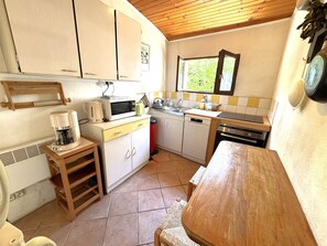 Fridge, microwave, oven, stovetop - Charming house in the heart of Moulleau, 4 beds (Arcachon)