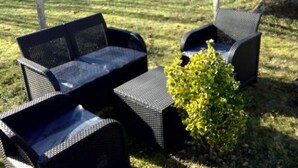 A set of outdoor wicker furniture with a small shrub in the center. - Charming House in Cros - 3 pers, Volcano Park (Cros)