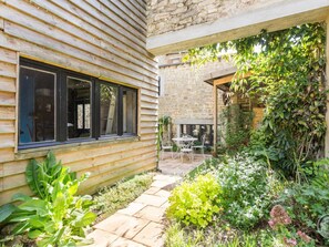 Outdoor dining - Charming house with patio near Normandy's tourist attractions (La Haye-Pesnel)
