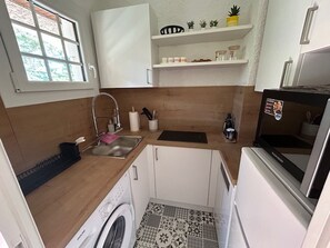 Réfrigérateur, micro-ondes, plaque de cuisson, lave-vaisselle