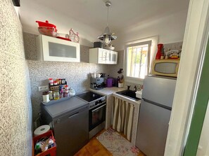 Kühlschrank, Mikrowelle, Ofen, Herdplatte