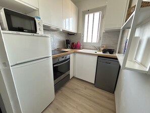 Frigorifero, microonde, forno, piano cottura