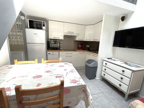 Frigorífico, microondas, placa de cocina y lavavajillas