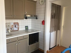 Réfrigérateur, micro-ondes, plaque de cuisson, lave-vaisselle