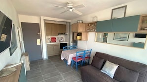 A compact living space with a kitchenette, a dining area, and a sofa. - Beachfront apartment for 4 with parking (Argelès-sur-Mer)