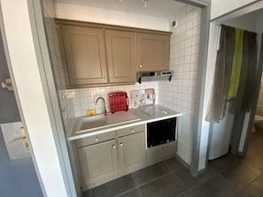 Coffee/tea maker, fridge, microwave, stovetop