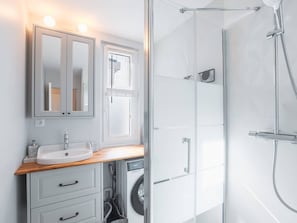 Bathroom - Charming Renovated Downtown Apartment with Balcony, 4 Sleeps, Wifi (Le Touquet-Paris-Plage)