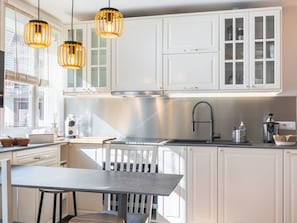 Private kitchen - Charming Renovated Downtown Apartment with Balcony, 4 Sleeps, Wifi (Le Touquet-Paris-Plage)