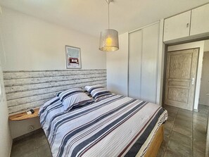 1 bedroom, bed sheets