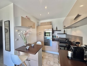 Kylskåp, mikrovågsugn, ugn och spishäll