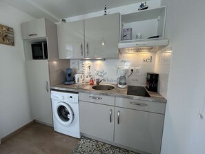 Réfrigérateur, micro-ondes, plaque de cuisson, cafetière/bouilloire
