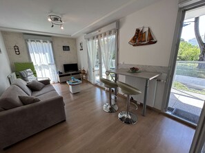 TV - Modern 2-room apartment, sleeps 4, terrace and secure parking in Saint-Jean-de-Monts (Saint-Jean-de-Monts)