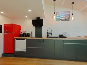 Fridge, microwave, stovetop, dishwasher