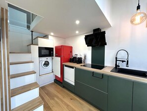 Réfrigérateur, micro-ondes, plaque de cuisson, lave-vaisselle