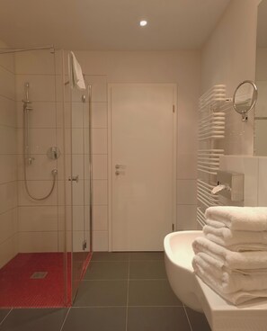 Secador de cabelo, toalhas de banho, sabonete, papel higiênico