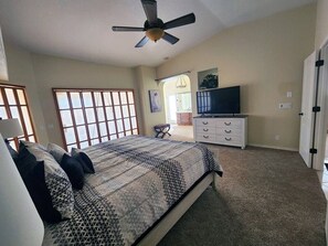 4 bedrooms, desk, WiFi, bed sheets