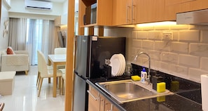 Réfrigérateur, micro-ondes, plaque de cuisson, bouilloire électrique