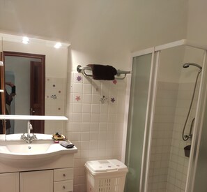 Douche, sèche-cheveux, serviettes fournies