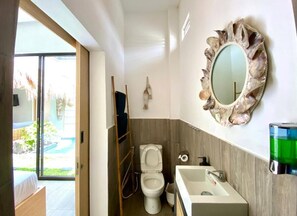 Vila Deluks, 2 kamar tidur, beranda, di pinggir kolam renang | Kamar mandi | Shower, perlengkapan mandi gratis, pengering rambut, dan sabun