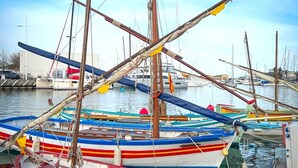 Ein Hafen mit mehreren bunten Booten, die vertäut sind.