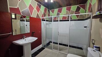 Ducha, artículos de tocador gratuitos, toallas, jabón