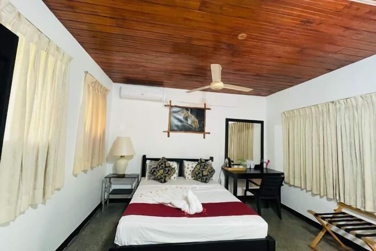 Egyptian cotton sheets, premium bedding, desk, free WiFi