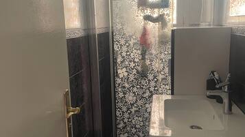 Douche, sĂšche-cheveux, serviettes fournies, papier toilette