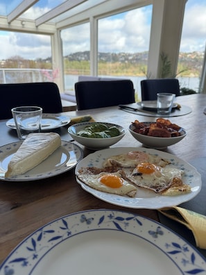 Dining - Villa by the sea with access to sea shed and decking (Vestland)