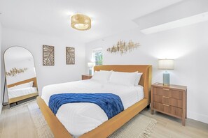 2 slaapkamers, een bureau, een strijkplank/strijkijzer, reisbedje