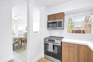 Fridge, microwave, oven, stovetop - NEW LISTING! The Village Breeze I - Heated Pool, Beaches, Daiquiris, Seafood, White-sand! (Siesta Key)