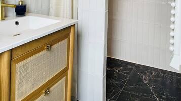 Chuveiro, banheira de hidromassagem, secador de cabelo, toalhas de banho