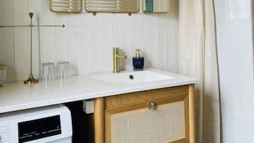 Chuveiro, banheira de hidromassagem, secador de cabelo, toalhas de banho