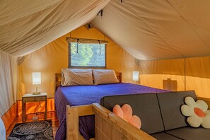 1 bedroom, bed sheets