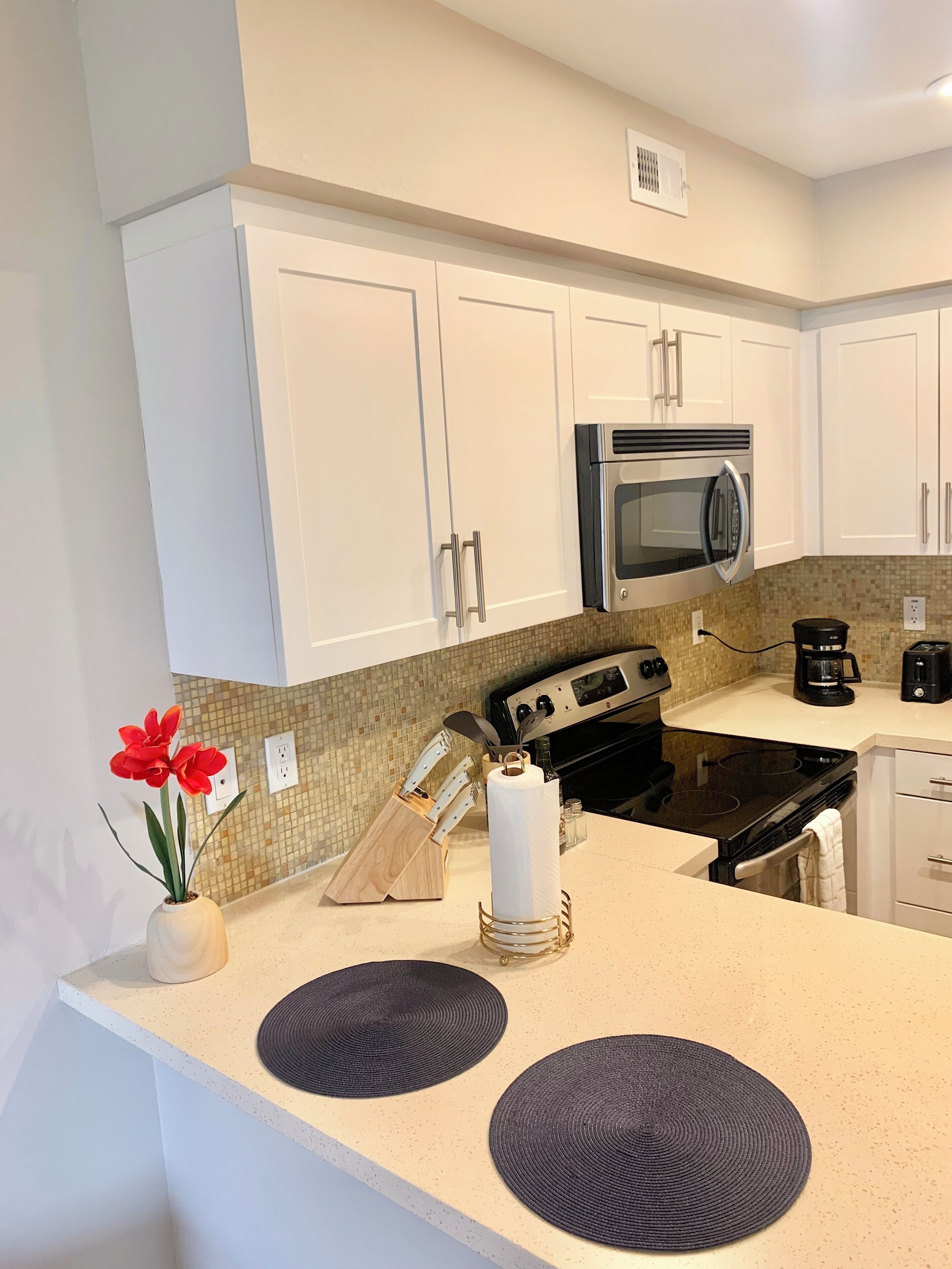 Een magnetron, een oven, een kookplaat, een vaatwasser