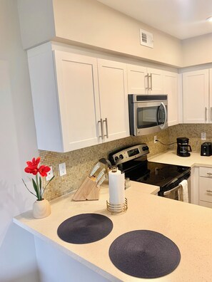 Een microgolfoven, een oven, een kookplaat, een vaatwasser