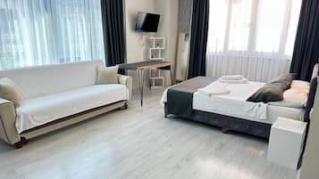 Màn/rèm cản sáng, bàn ủi/dụng cụ ủi quần áo