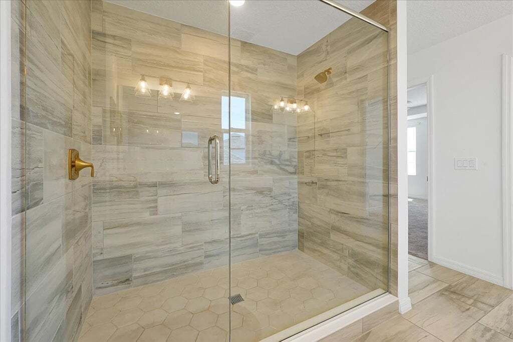 Een douche, een haardroger, handdoeken