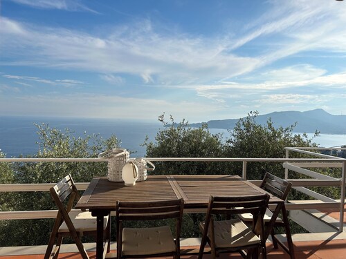 Villa Riviera. Vintage charme over Portofino Bay.