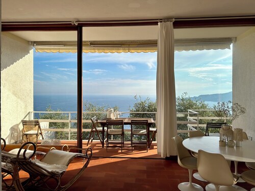 Villa Riviera. Vintage charme over Portofino Bay.