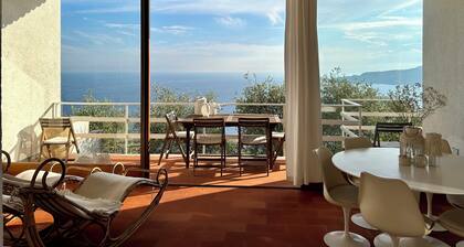 Villa Riviera. Vintage charme over Portofino Bay.