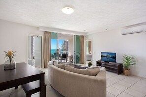 Apartamento, 2 quartos, vista para o oceano | Área de estar