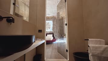 Suite | In-room safe, free WiFi