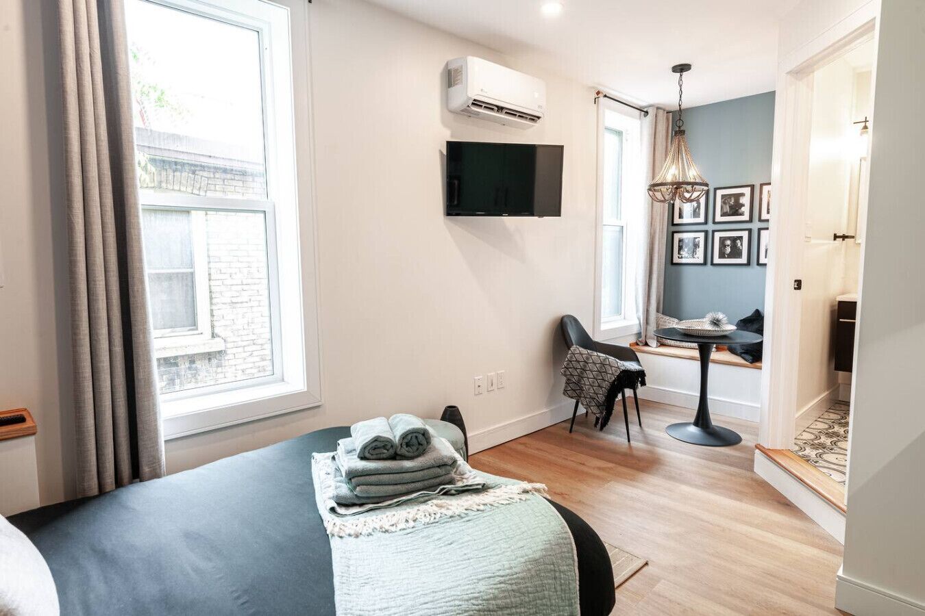 1 室のベッドルーム、デスク、アイロン / アイロン台、WiFi (無料)