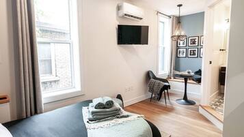 1 室のベッドルーム、デスク、アイロン / アイロン台、WiFi (無料)