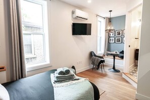 1 quarto, escrivaninha, ferros/tábuas de passar roupa, Wi-Fi de cortesia