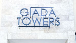 Der Eingang zu einem Gebäude mit einem Schild, auf dem 'GADA TOWERS' steht.