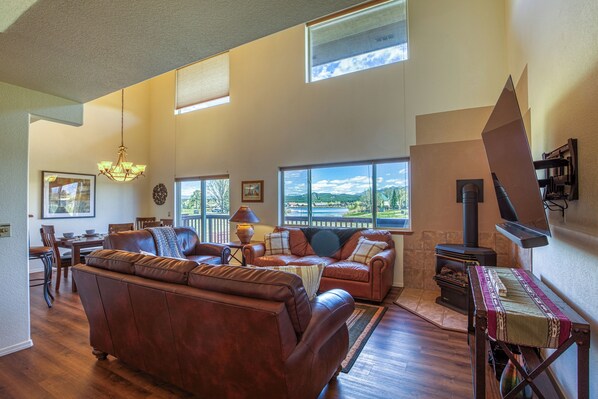 Smart TV, fireplace - Cozy 3-Bedroom Townhome in Lakewood Village with Stunning Mountain Views (Pagosa Springs)